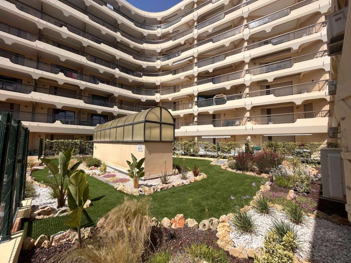 Apartment A 200m De Port Frejus, Plage, Commerces, Terrasse, 4 Couchages, Menage Inclus - Fr-1-226a-31 *